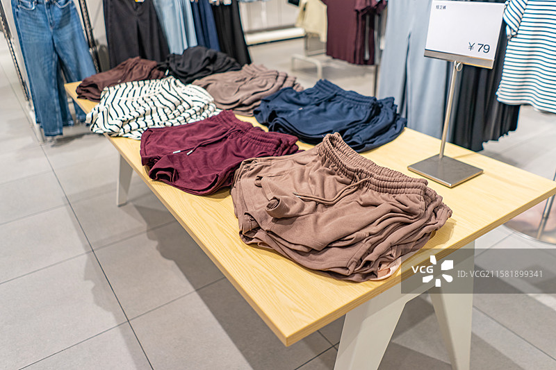 中国商场服装店的生活用品拍摄主题，货架上一堆短裤，室内无人图像摄影图片素材