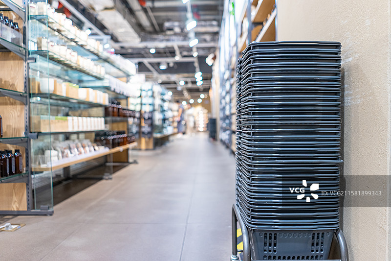 中国超市菜篮子拍摄主题，堆积的蓝色塑料篮子货物设备用品，室内无人图像摄影图片素材