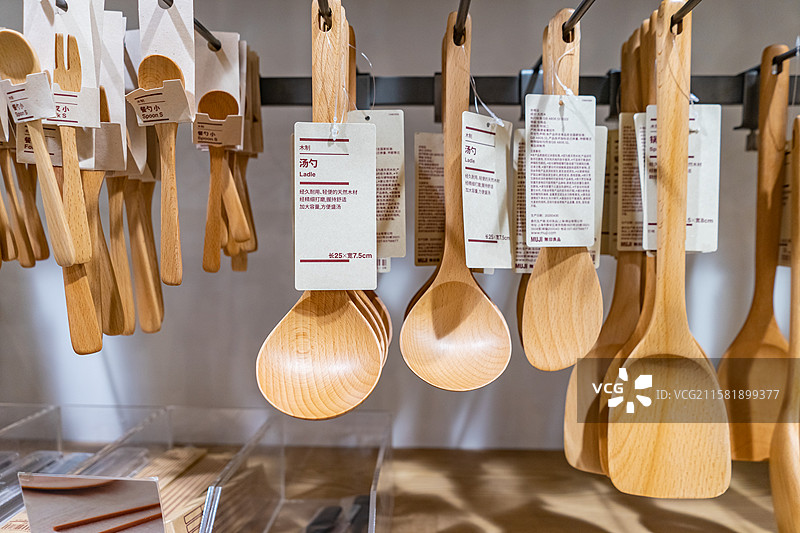 中国生活居家用品拍摄主题，成一排的木制的金属质感的勺子，室内无人图像摄影图片素材