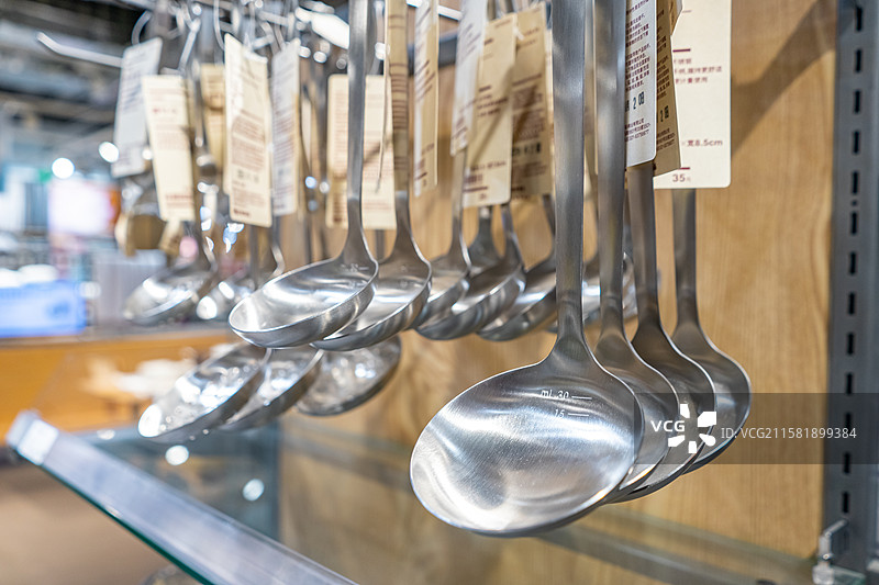 中国生活居家用品拍摄主题，一排不锈钢金属质感的勺子，室内无人图像摄影图片素材