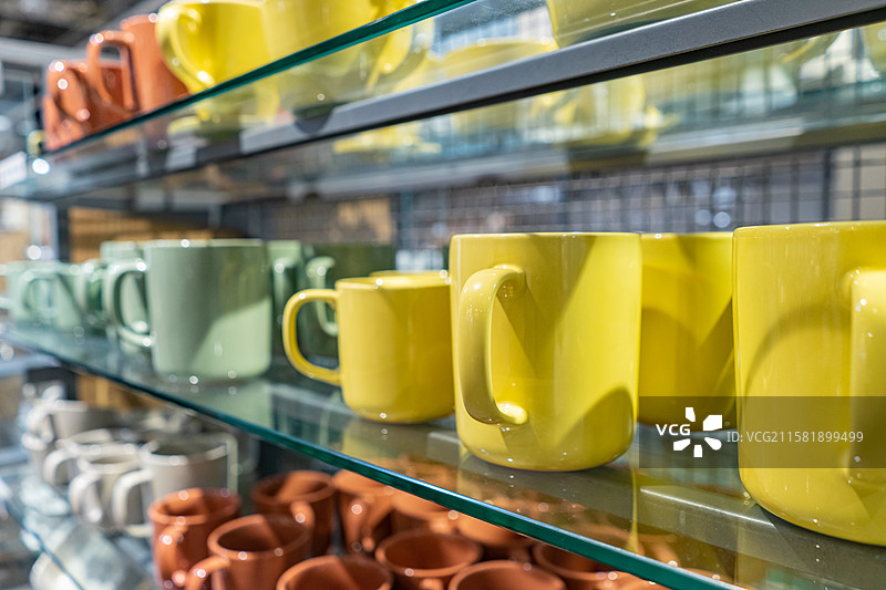 中国生活居家用品拍摄主题，超级市场货架上摆放的陶瓷水杯和玻璃杯，室内无人图像摄影图片素材