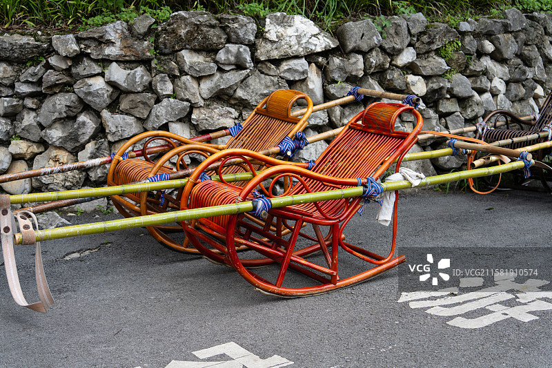 路边的竹制传统人力滑竿图片素材