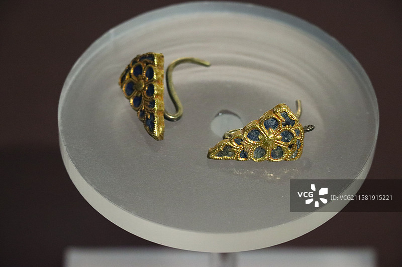 北京大运河博物馆展出的易县出土窖藏文化金包青金石慈姑叶耳环图片素材