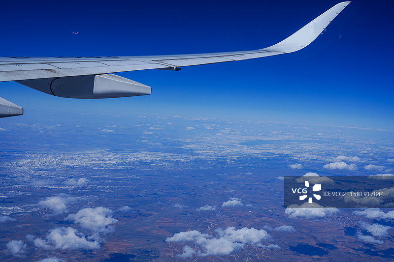 飞行中的飞机图片素材