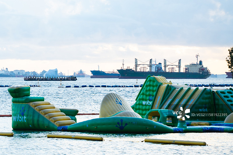 海边淘气堡和远处轮船图片素材