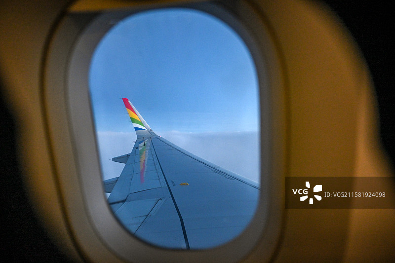 民航客机飞行中拍摄窗外景色图片素材