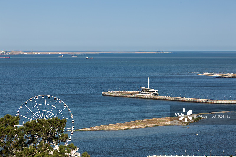 阿塞拜疆巴库的夏日城市风光，里海、游船码头和巴库之眼（Baku Eye）摩天轮图片素材