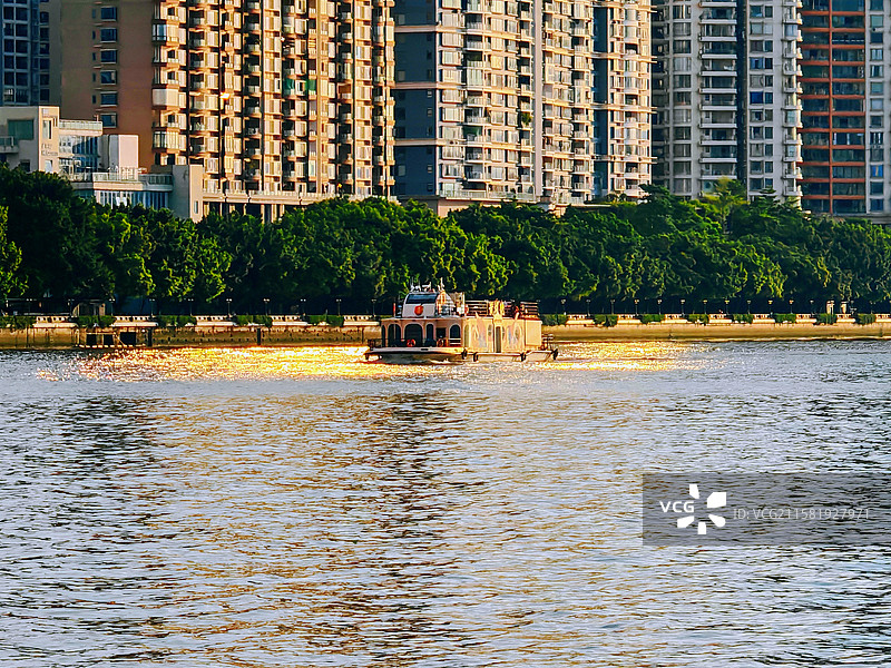 珠江水面发射出金色黄昏游船破光而来图片素材