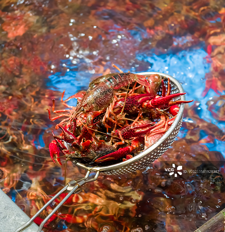 超市里鲜活小龙虾特写镜头图片素材