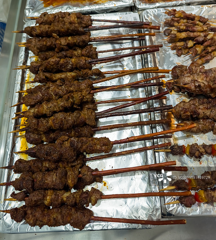 烧烤架上羊肉串的高角度视图图片素材