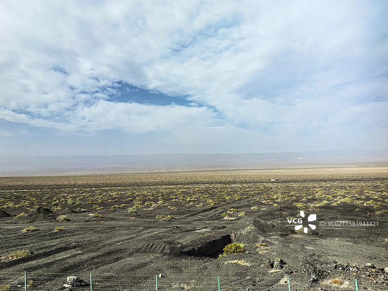 中国新疆托克逊县干沟峡谷甘沟峡谷风光，高昌至和静公路沿途风光图片素材