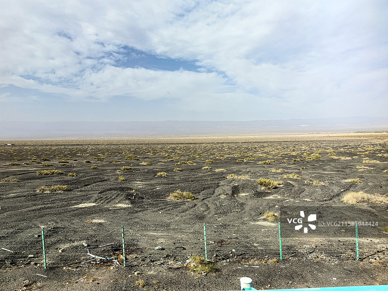 中国新疆托克逊县干沟峡谷甘沟峡谷风光，高昌至和静公路沿途风光图片素材