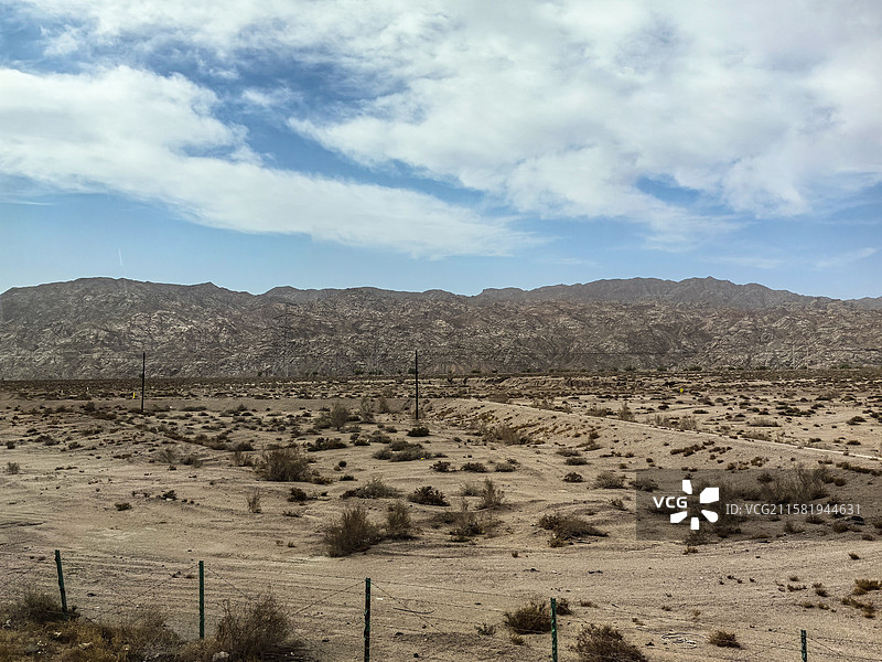中国新疆托克逊县干沟峡谷甘沟峡谷风光，高昌至和静公路沿途风光图片素材
