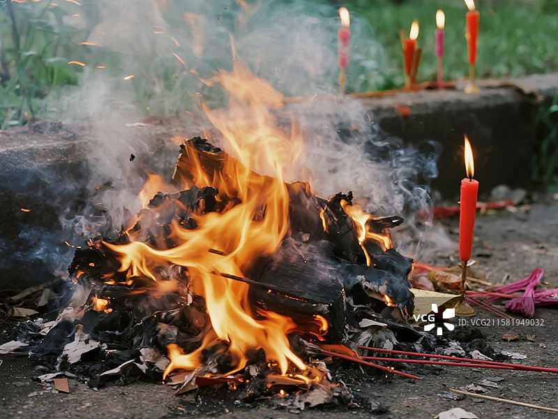 传统文化清明节中元节寒衣节除夕烧纸祭祀图片素材