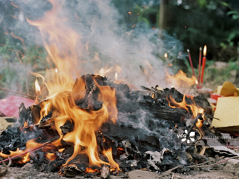 传统文化清明节中元节寒衣节除夕烧纸祭祀图片素材