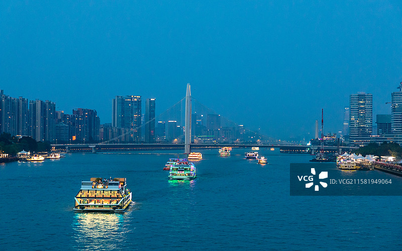 广州海心桥上眺望猎德大桥，珠江夜游图片素材