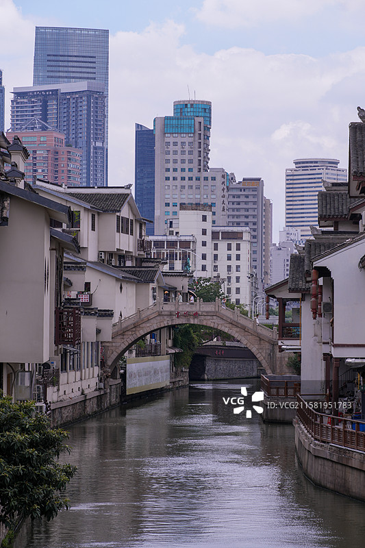 南朝四百八十寺，多少楼台烟雨中图片素材