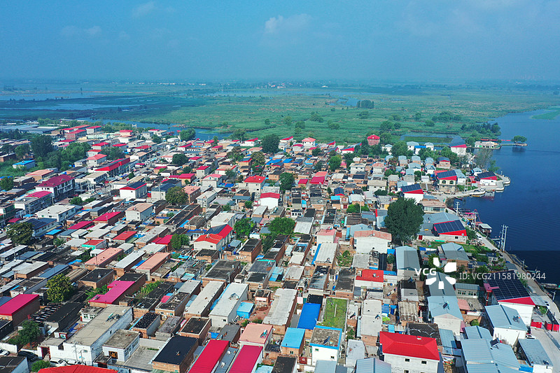 碧水连天夏意凉 ，蒹葭万顷抱荷香 鹭点青波鸭戏浪 ，芙蓉照影动霓裳 飞舟载笑琼瑶碎 ，画舫斟霞醉客肠图片素材