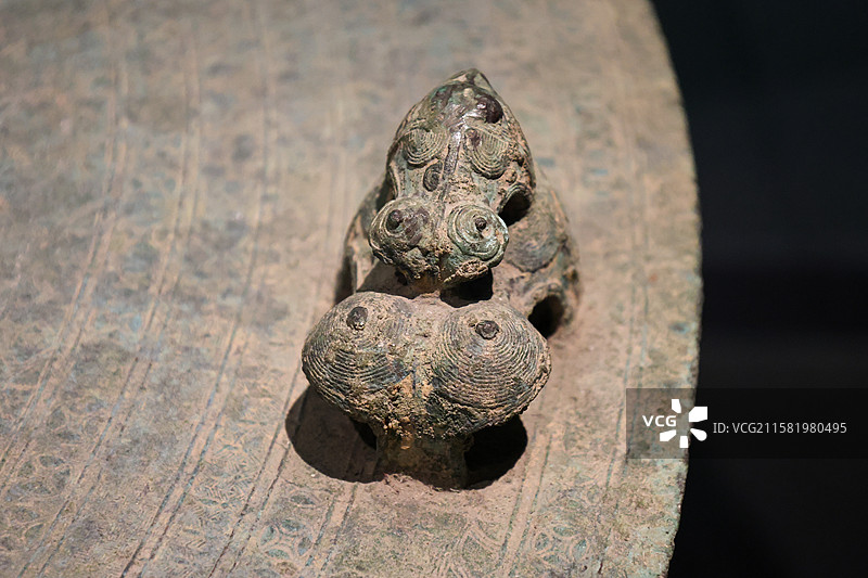 四出钱纹铜鼓汉—唐1986年灵山县丰塘乡大丰村猫岭出土广西壮族自治区博物馆广西古代文明陈列图片素材