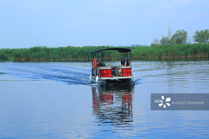 碧水连天夏意凉 ，蒹葭万顷抱荷香 鹭点青波鸭戏浪 ，芙蓉照影动霓裳 飞舟载笑琼瑶碎 ，画舫斟霞醉客肠图片素材