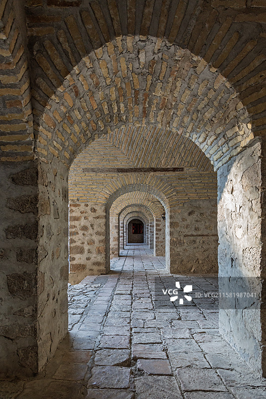 阿塞拜疆著名旅游景观和历史建筑，舍基古驿站（Sheki Karvansaray）的廊道图片素材