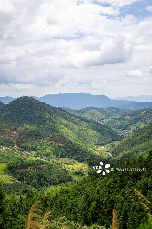 福建漳州华安县青山绿水间的宁静山谷图片素材