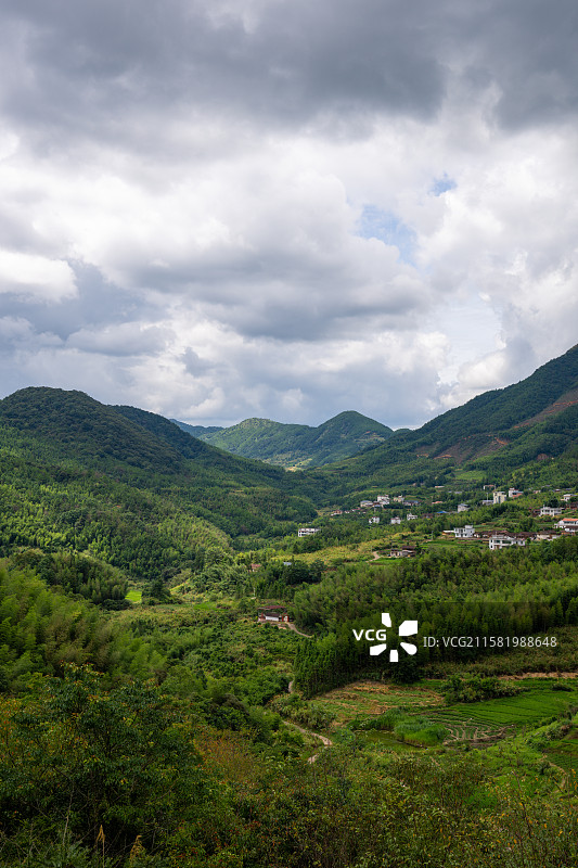 福建漳州华安县福田村山间村落的宁静景色图片素材