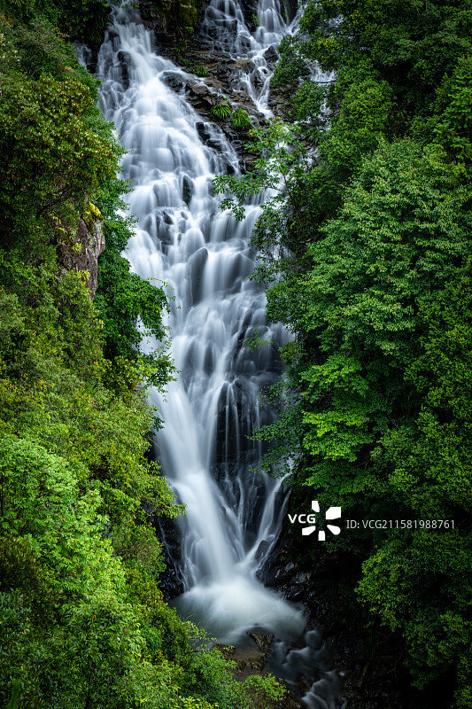 福建漳州华安县和春村瀑布与森林的和谐之美图片素材