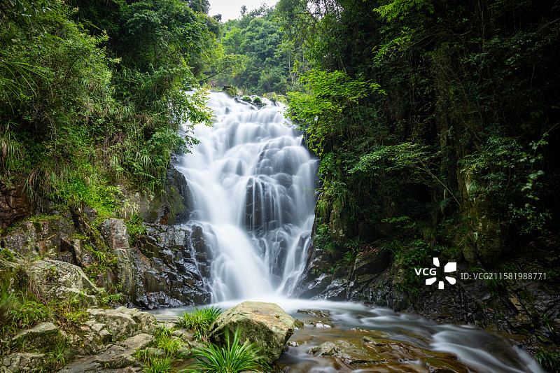 福建漳州华安县和春村瀑布森林的宁静美景图片素材