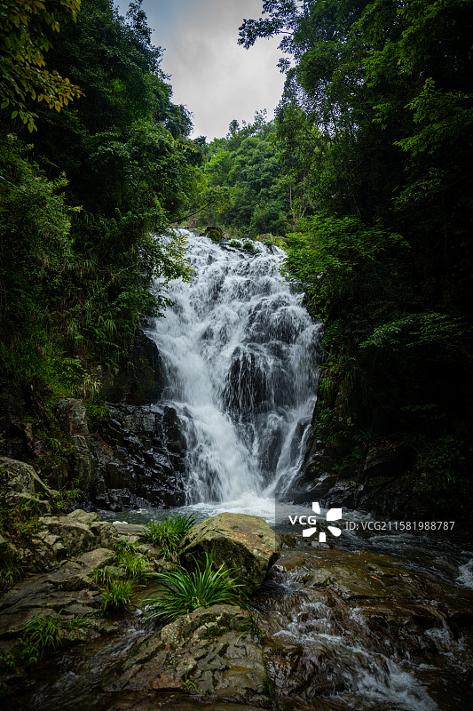 福建漳州华安县和春村山间瀑布的壮丽景色图片素材