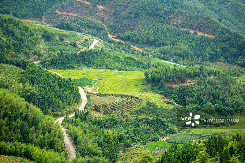 福建漳州华安县青山环绕的田园风光图片素材