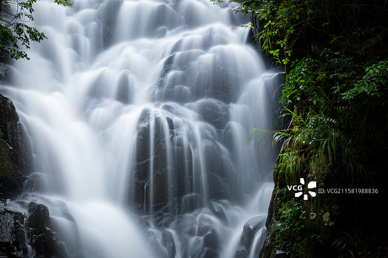 福建漳州华安县和春村瀑布的壮丽景色图片素材