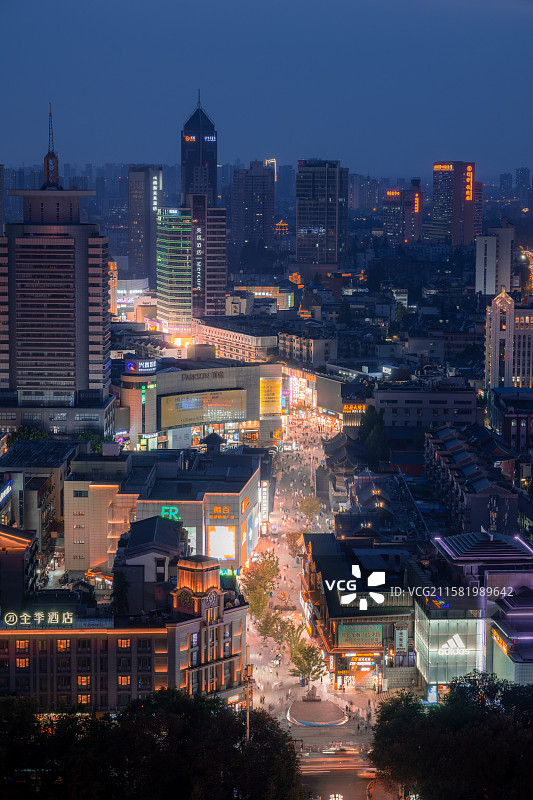 傍晚蓝调时刻时的淮河路步行街图片素材