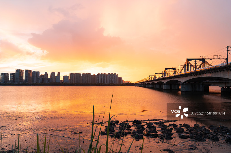 杭州彭埠大桥晚霞夜景图片素材