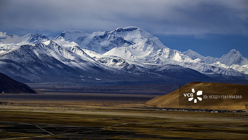 雪山与草地图片素材