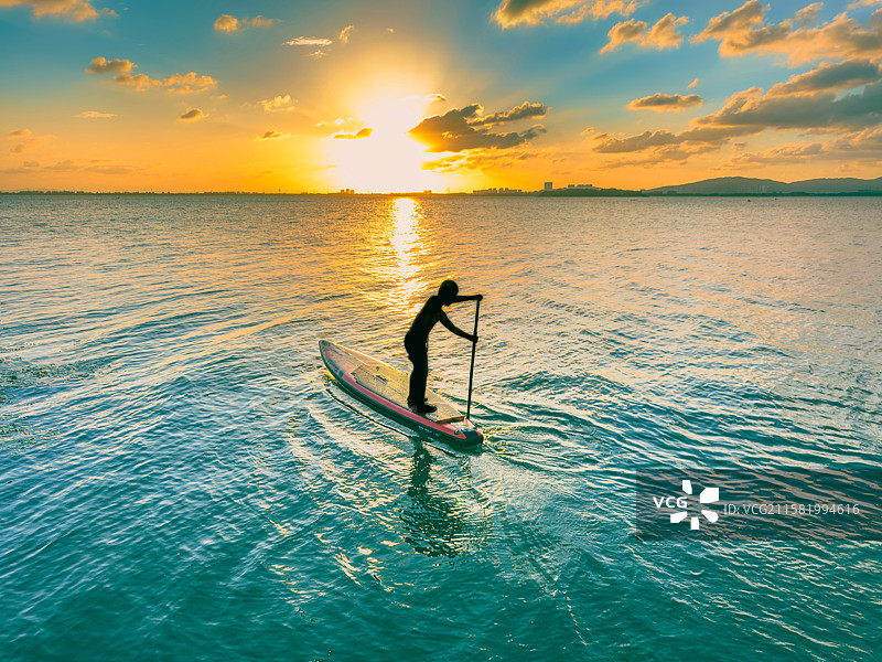 夕阳下的浆板之旅图片素材