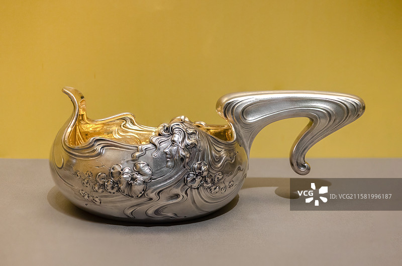 国博-俄宴风华-克里姆林宫博物馆藏餐饮文化精品展-船形杯-银-1899年图片素材