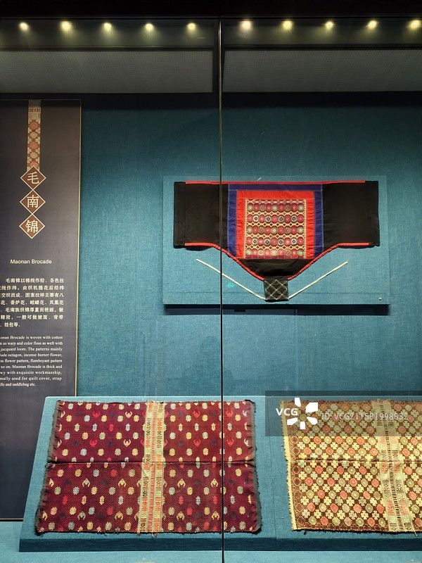 广西民族博物馆毛南锦展柜图片素材
