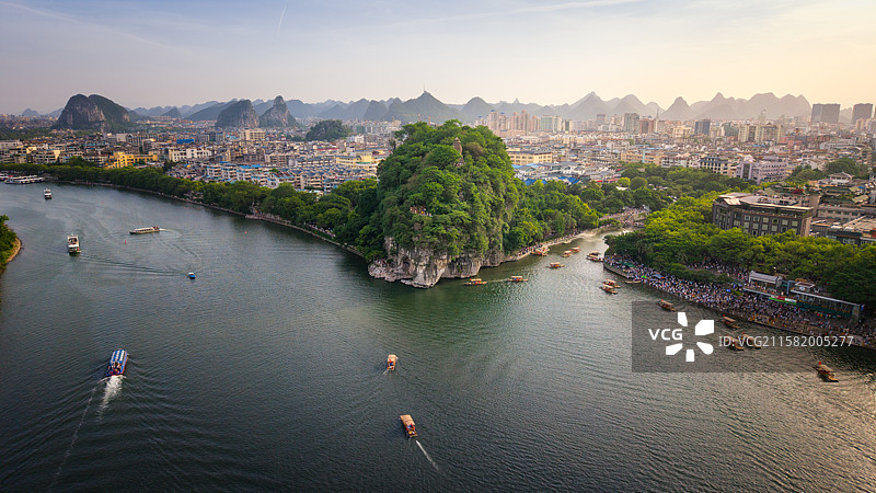 桂林象鼻山，屹立漓江畔，似巨象汲水。鼻腿间水月洞，江水穿流，与月同辉，尽显山水奇韵，美如梦幻画卷。图片素材