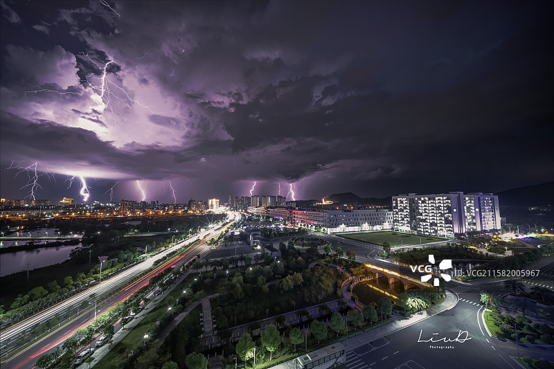 雷暴天气下的城市夜景图片素材