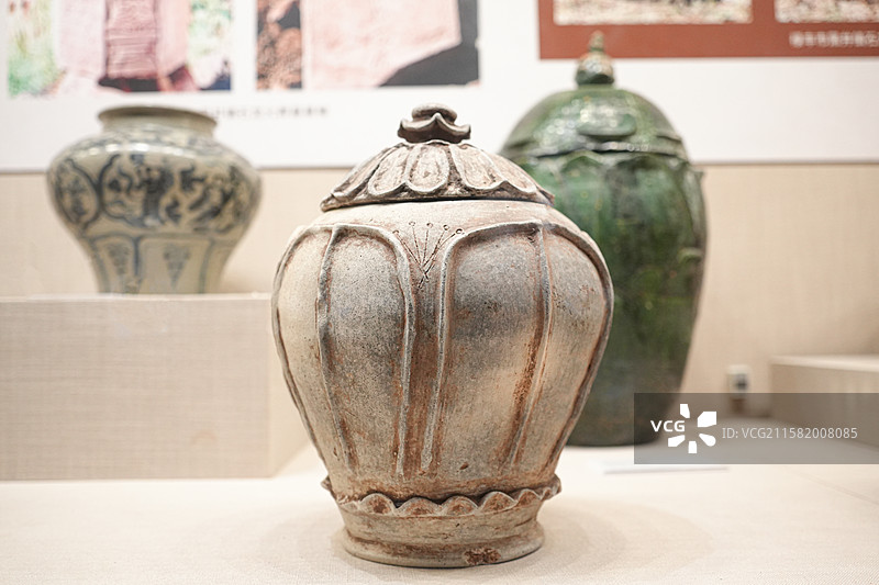 贴塑仰莲纹陶盖罐 明代 楚雄州博物馆图片素材