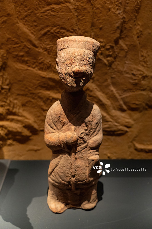 成都武侯祠博物馆藏文物东汉陶持锸执箕俑图片素材