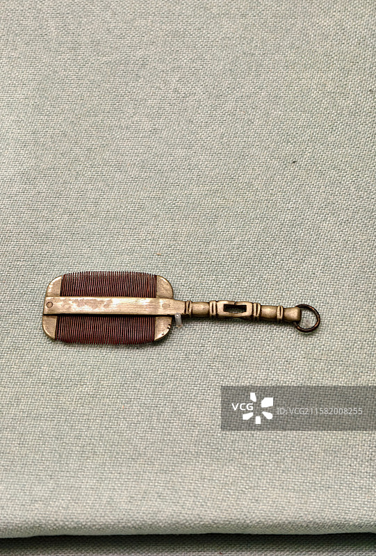 南宁市博物馆绝色中国女性生活美学展清朝带环铜梳篦图片素材