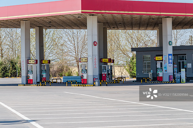 中国汽车加油站拍摄主题，高速公路服务区李的加油站的设备用品和高大的顶棚遮阳棚，户外白昼无人图像摄影图片素材