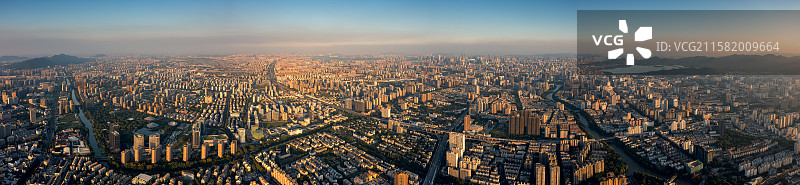 日落时分的杭州市全景图片素材