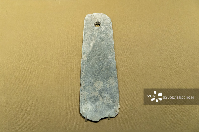 湖北省博物馆“极目楚天——湖北古代文明”展：石钺（油子岭文化时期，宜城顾家坡21号墓出土）图片素材