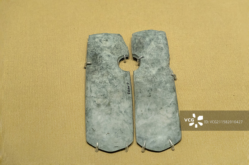 湖北省博物馆“极目楚天——湖北古代文明”展：石钺（油子岭文化时期，宜城顾家坡207号墓出土）图片素材