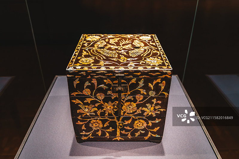 韩国首尔特别市，龙山区，国立中央博物馆，书画馆，木漆工艺室，螺钿漆凤凰花鸟松纹梳盒，韩国螺钿漆器图片素材