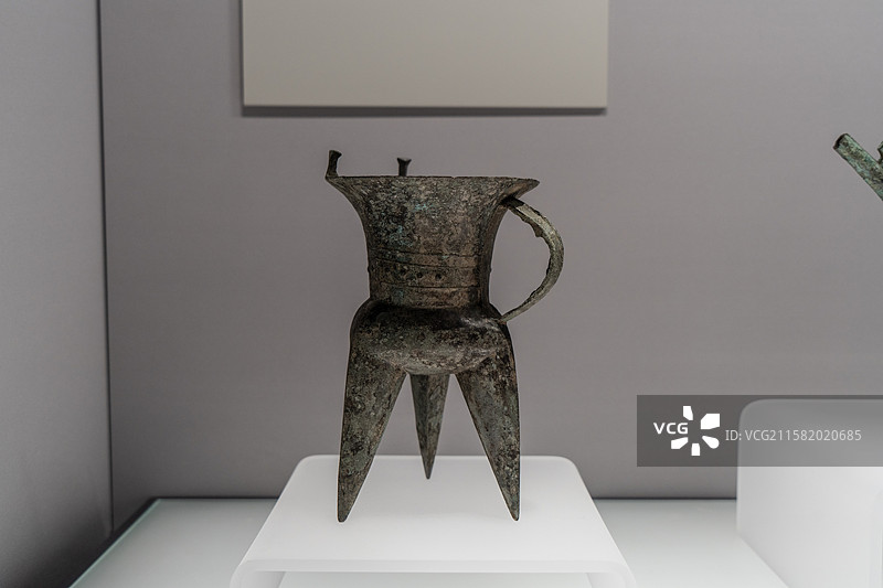 上海市博物馆东馆 商代青铜斝青铜爵青铜爵青铜铙青铜铙青铜钺青铜壶图片素材
