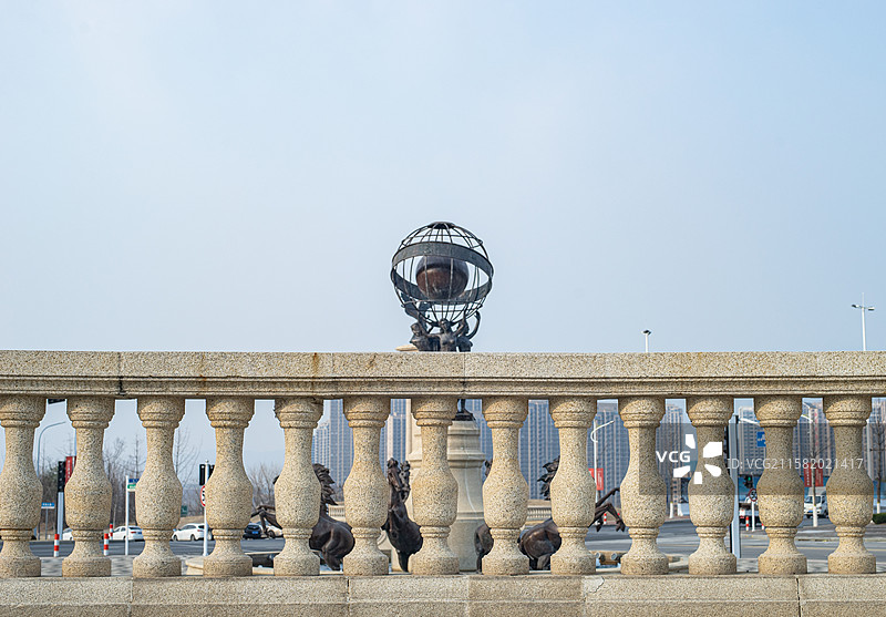 中国城市公园拍摄主题，露台花园里大理石石材欧式复古风格步行道路两侧的柱子，户外白昼无人图像摄影图片素材